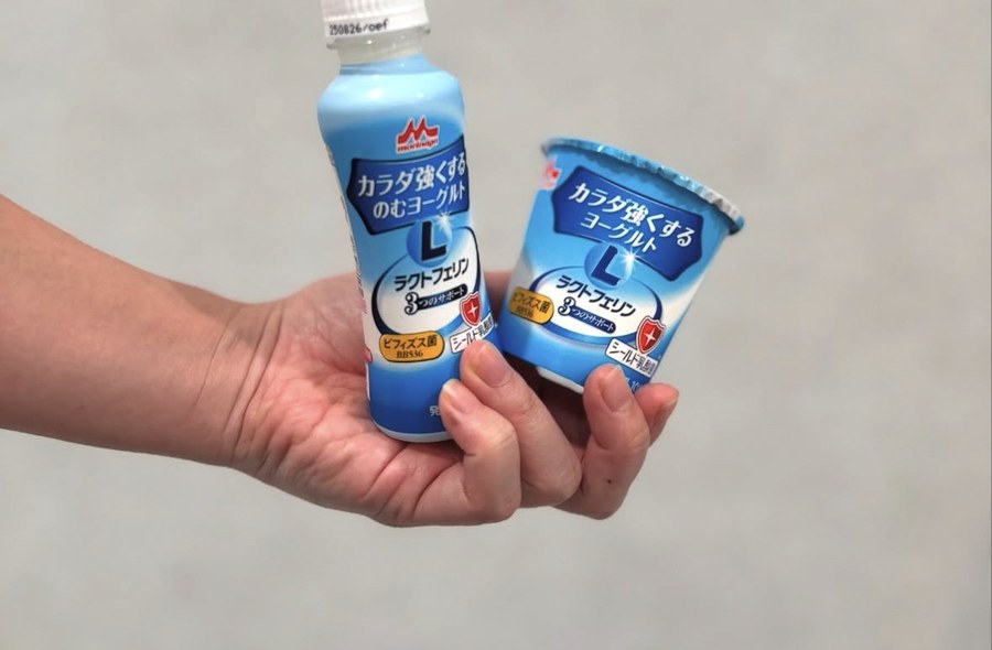 手に持ったカラダ強くするのむヨーグルト